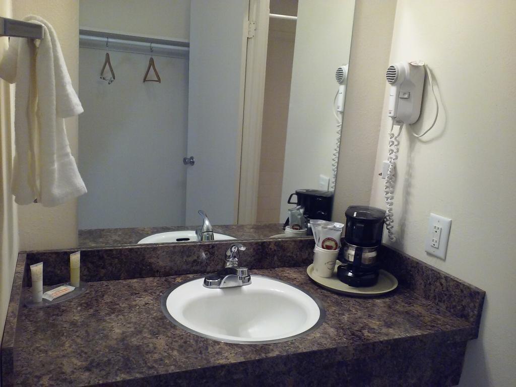 Main Street Lodge And Suites Port Huron Room photo
